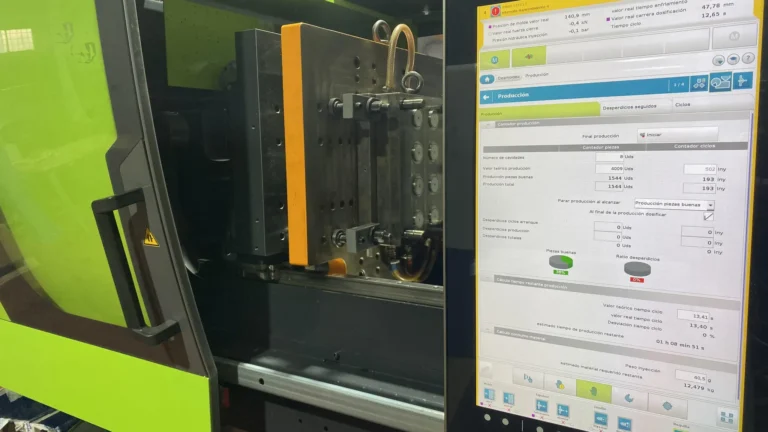 Proceso de inyección de plásticos en planta industrial